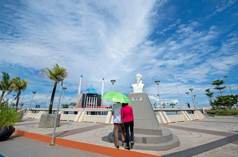 Pantai Losari, landmark ikonik destinasi wisata di Makassar